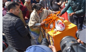 गायक तथा सङ्गीतकार आचार्यप्रति प्रतिष्ठान परिसरमा श्रद्धाञ्जलि अर्पण गरिँदै